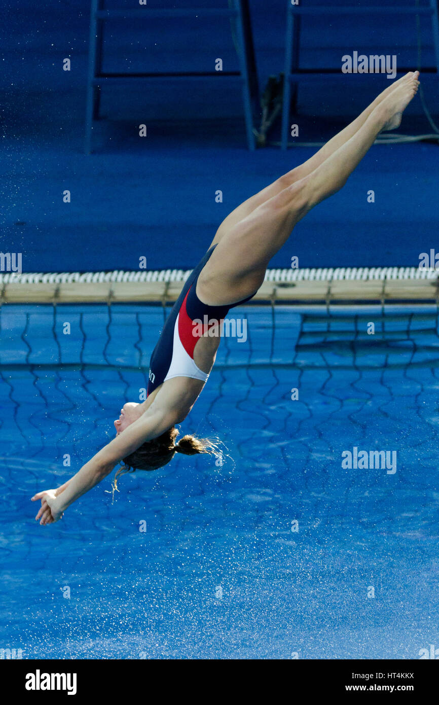 Katrina Young (USA) im Wettbewerb der Frauen 10 m Plattform Tauchen vorläufig bei den Olympischen Sommerspielen 2016. © Paul J. Sutton/PCN-Fotografie. Stockfoto