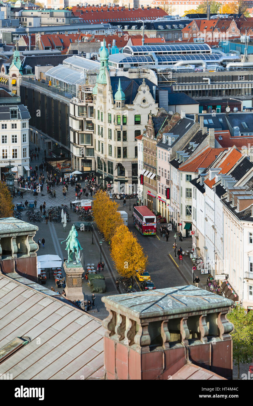 Kopenhagen - 23.Oktober: Blick über zentrale Kopenhagen Amagertorv und Equestrian Statue von Absalon auf Højbro Platz am 23. Oktober 2015 Stockfoto