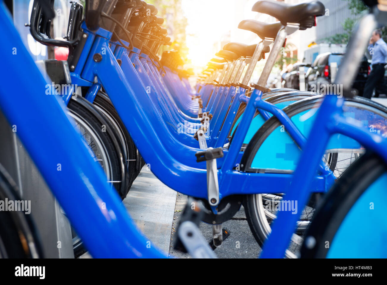 Fahrradverleih vor Ort auf Stadtstraße. ÖPNV-Konzept. Stockfoto
