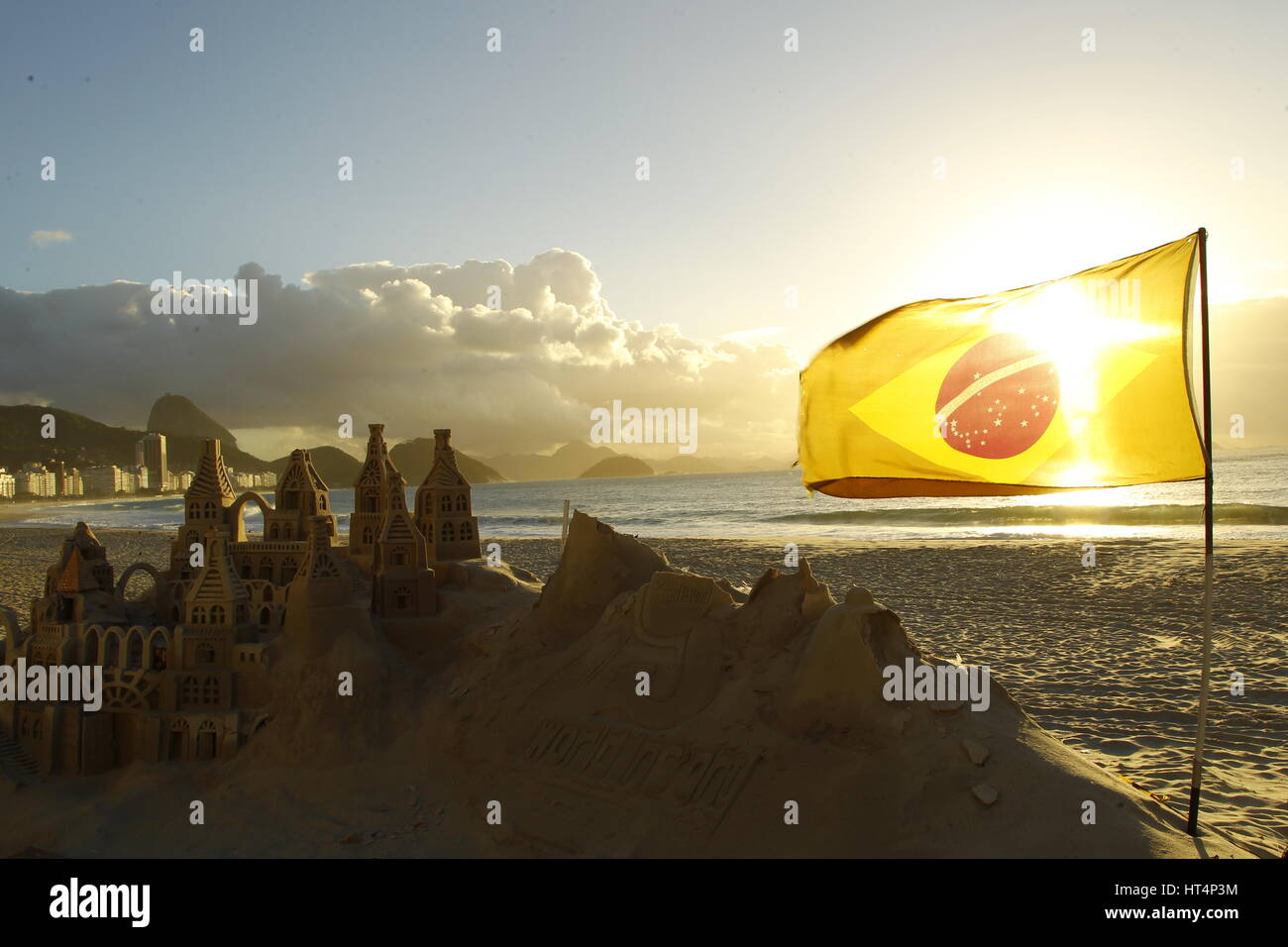 Schloss mit Strandsand einen alltäglicher Anblick in Copacabana Strand gemacht. Es gibt eine Menge von Handwerkern spezialisiert auf dieses Handwerk, Rio De Janeiro, Brasilien Stockfoto