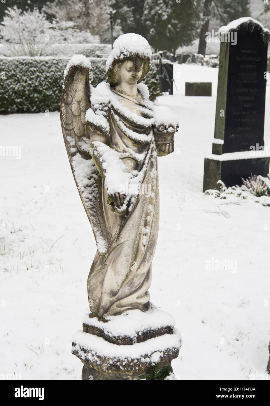 Grabdenkmäler in einem norwegischen Friedhof in der Hauptstadt Oslo, malerischen, friedlichen und ruhigen Engel an einem verschneiten Wintertag Stockfoto