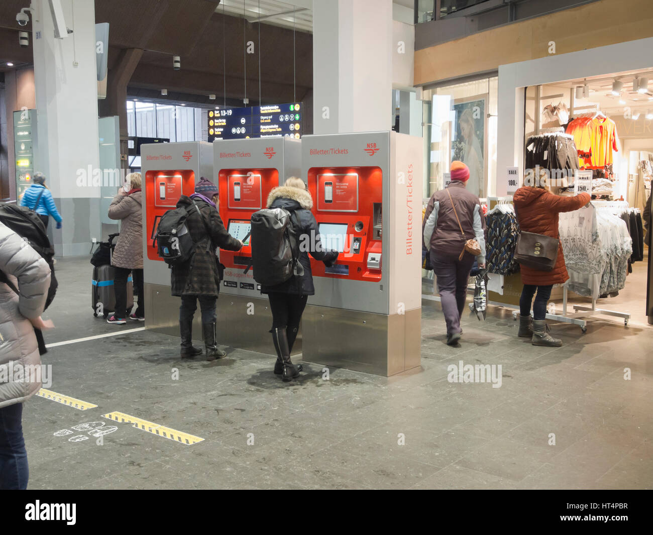 Self-service-Ticket-Zähler in den Hauptbahnhof Oslo Sentralstasjon in der norwegischen Hauptstadt, manueller Dienst auf dem Weg nach draußen ist Stockfoto