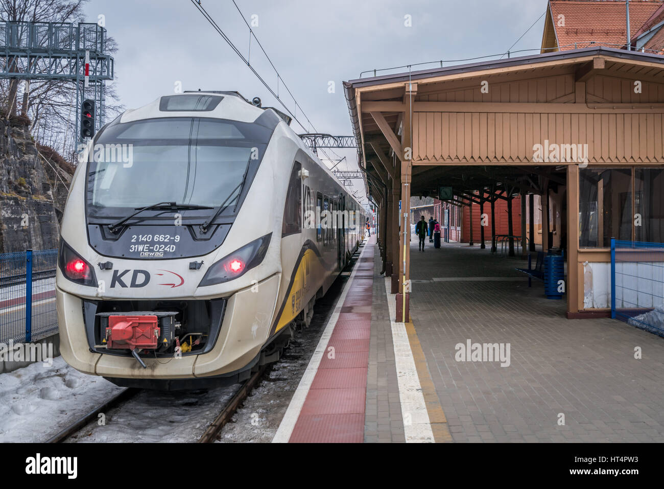 Szklarska Poreba, Polen - Februar 2017: Bereit, Lokalbahn betriebene Koleje Dolnoslaskie Unternehmen stehen auf einer Plattform auf dem Zug fahren Stockfoto