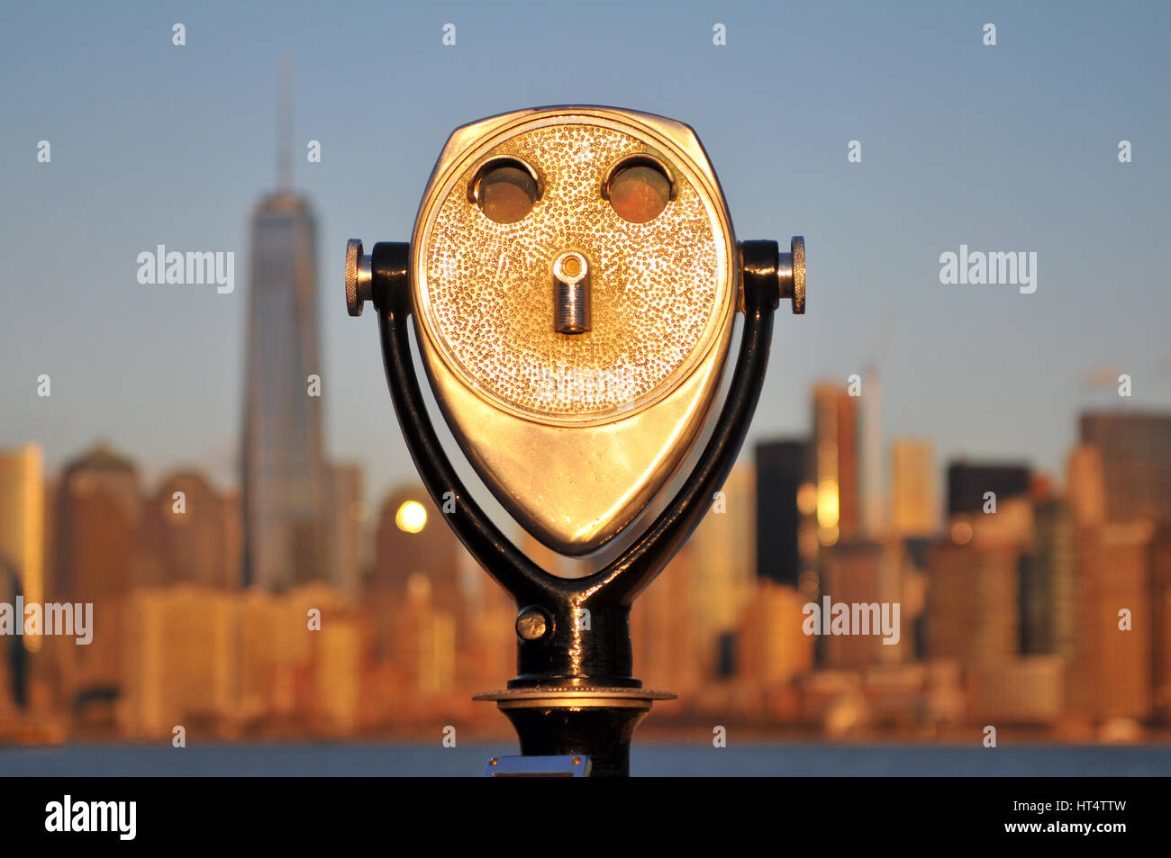 Blick auf das touristische Fernglas mit Blick auf die Geschäftsstadt New York Manhetten Stockfoto