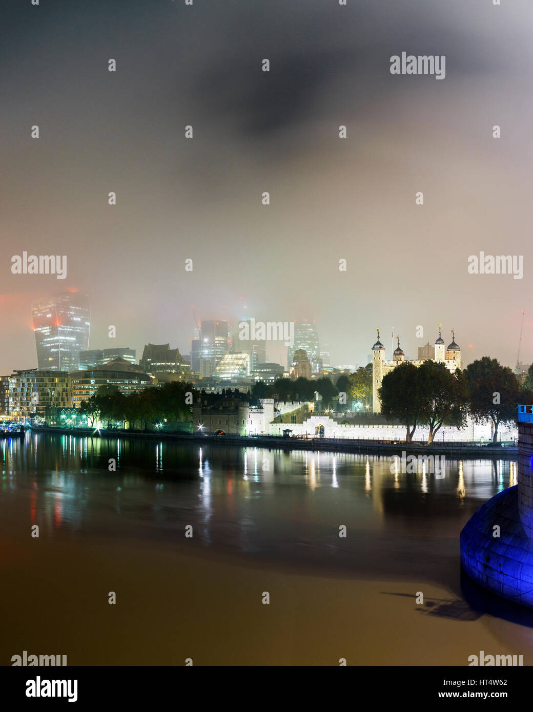 Themse und die Skyline der Stadt im Nebel in der Nacht, London UK Stockfoto