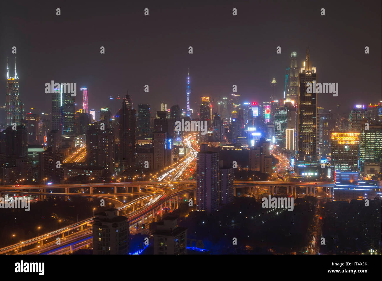 Shanghai, China - 2. März 2017: Shanghai Skyline bei Nacht mit der Shanghai Tower und das Shanghai World Financial Center im Hintergrund Stockfoto