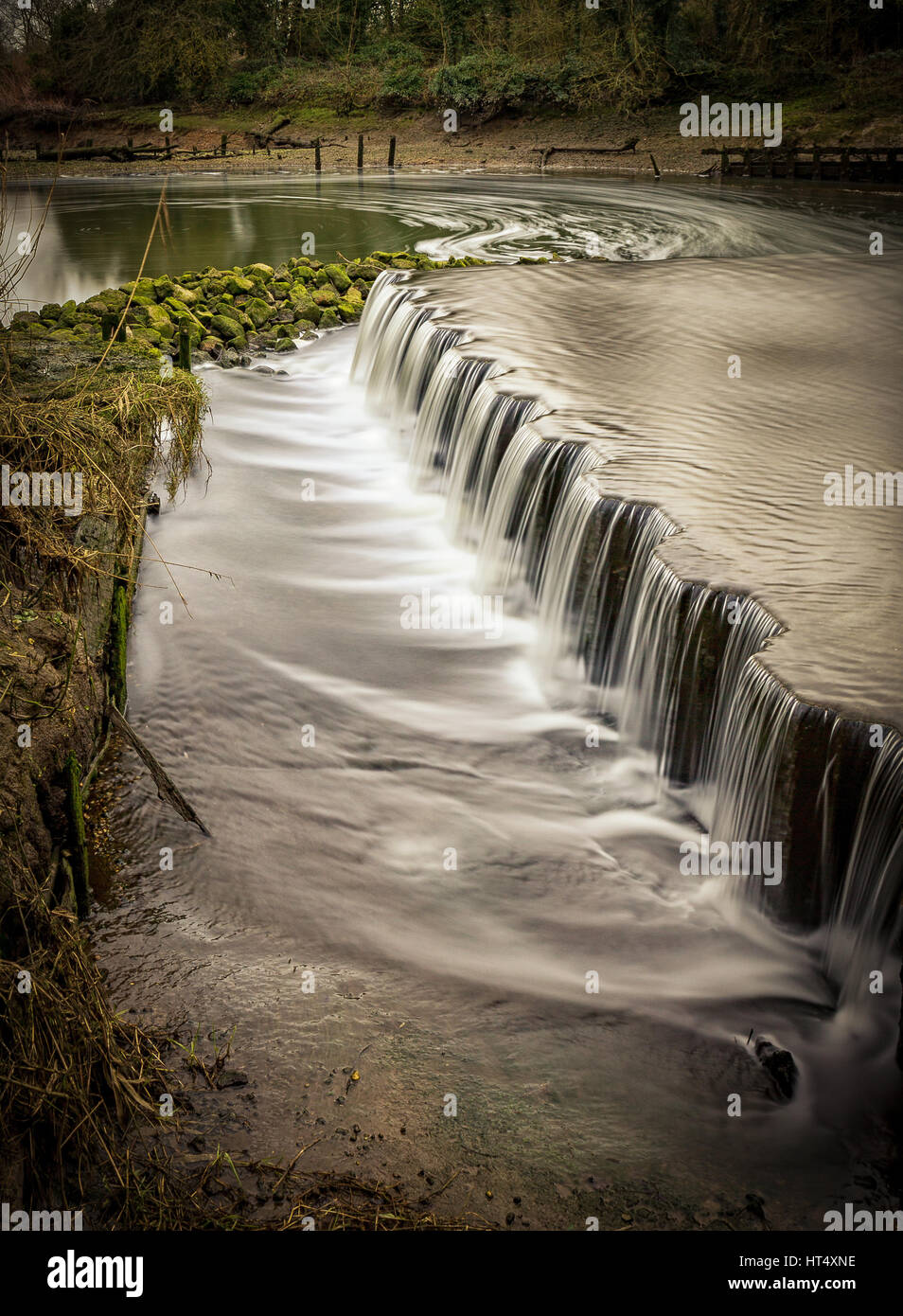 Wasser fließt durch die Schleuse System und Wasserfall am Beeleigh, nr Maldon, Essex Stockfoto