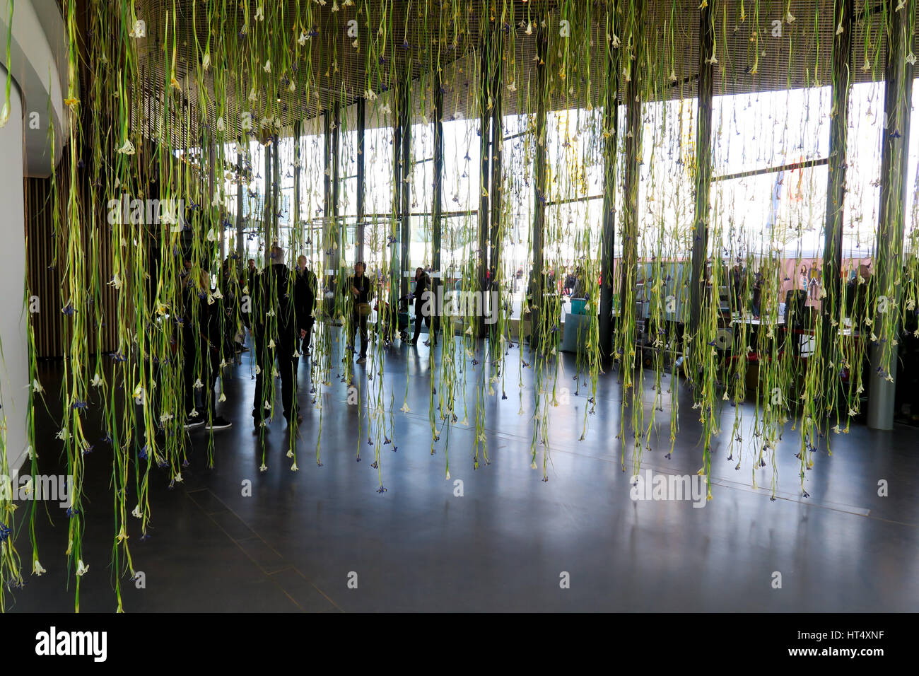 Installation von Rebecca Louise Law bestehend aus 10.000 Iris an der Decke bei North Greenwich Stockfoto