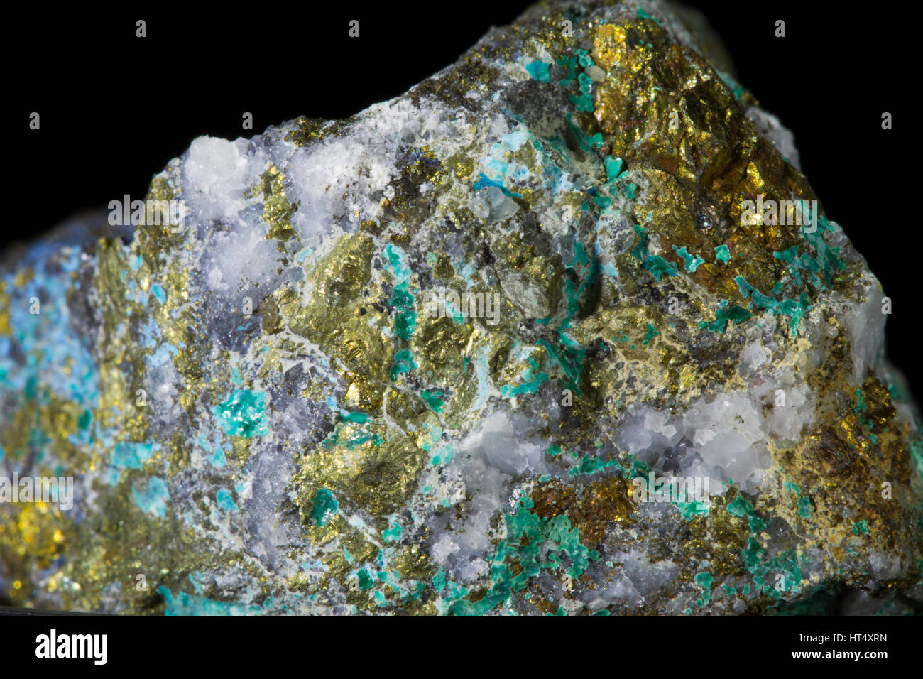 Chalkopyrit (Kupfer Eisen Sulfid) und Malachit (Kupfer-Carbonat) Mineralien auf Quarz. Der Daren Mine, Ceredigion, Wales. Stockfoto