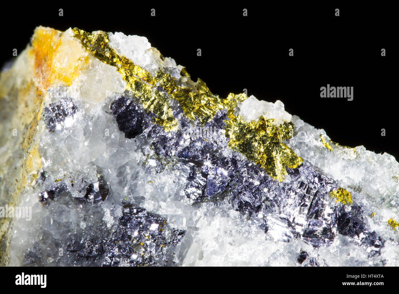 Galena (Leitung Sulfid) und Chalkopyrit (Kupfer Eisen Sulfid) in Quarz. Aus der Penrhyn Du Mine, Lleyn Halbinsel, Wales. Stockfoto