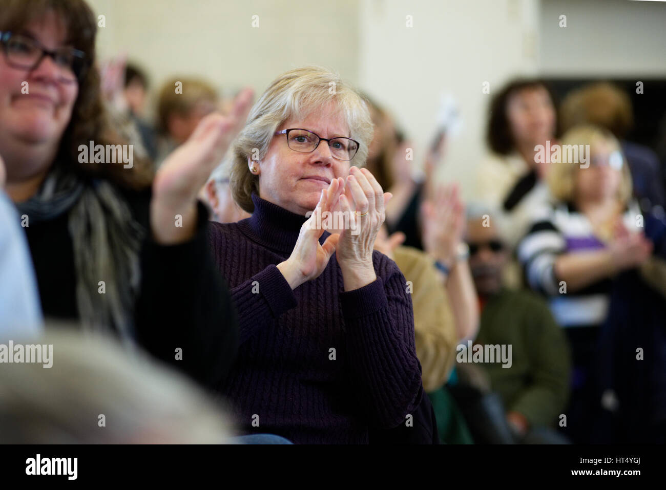 Community-Mitglieder hören als ein gewählter Vertreter reagiert auf Fragen aus dem Publikum am 26. Februar 2017 Rathaus in Pennsylvania, USA. Stockfoto