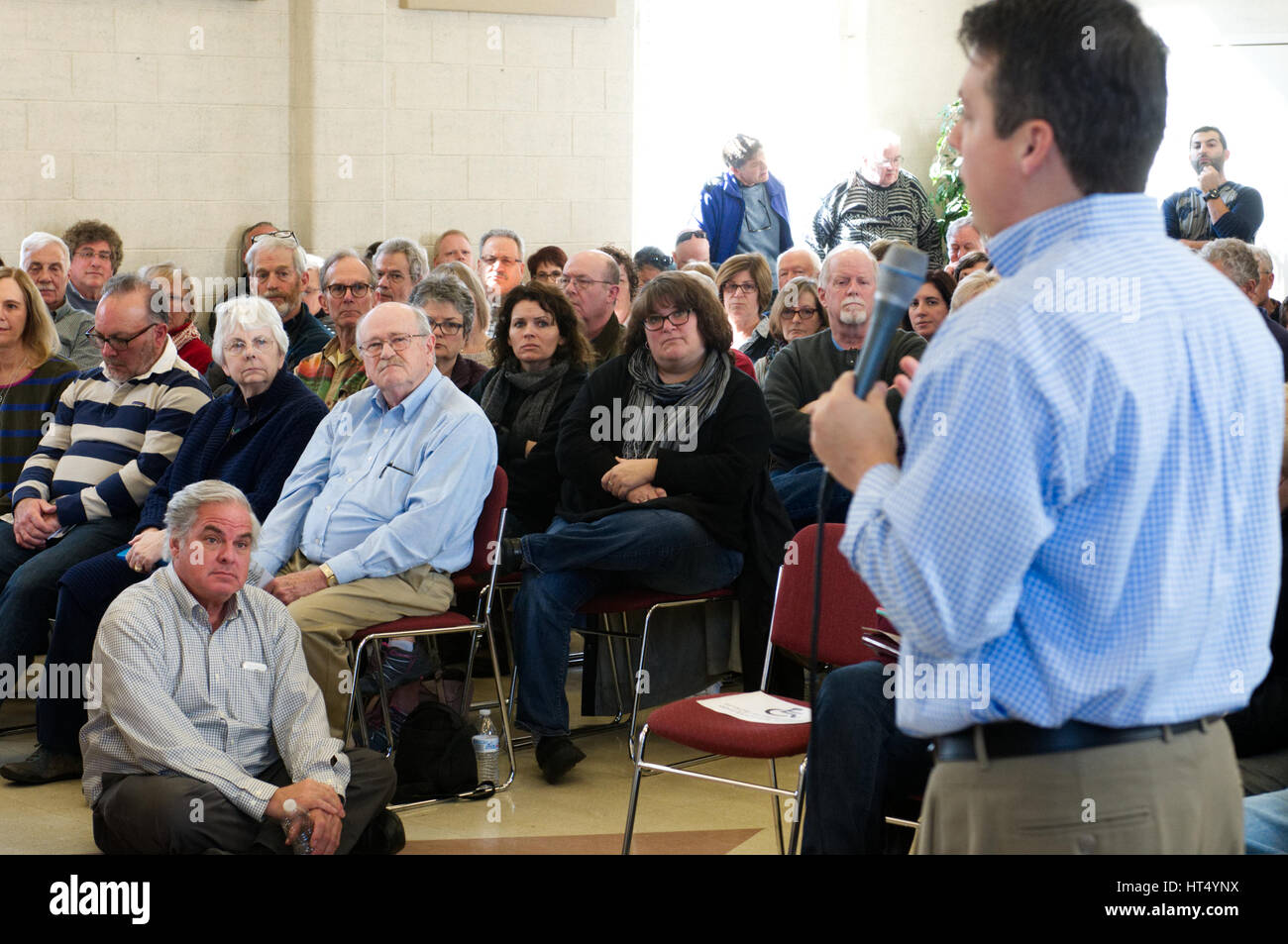 Community-Mitglieder hören als ein gewählter Vertreter reagiert auf Fragen aus dem Publikum am 26. Februar 2017 Rathaus in Pennsylvania, USA. Stockfoto