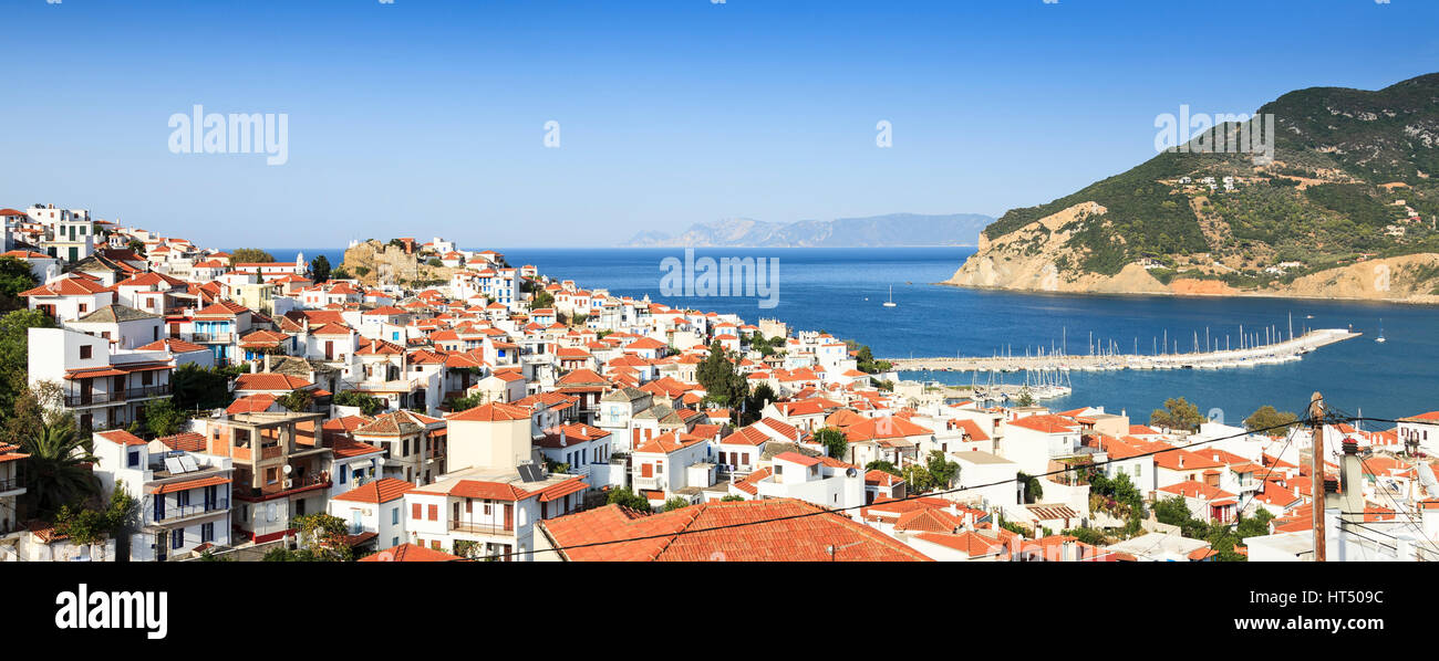 Die Terrakotta-Dach-Häuser von Skopelos-Stadt, Skopelos, Griechenland Stockfoto