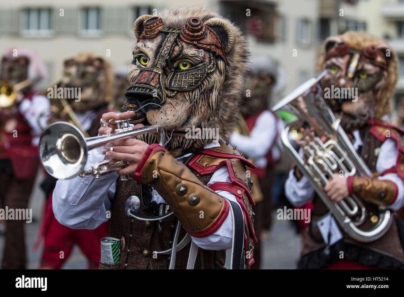 Marschierendes Band in Löwen Kostüm, Guggenmusik, Karneval Prozession, Littau, Luzern, Schweiz Stockfoto