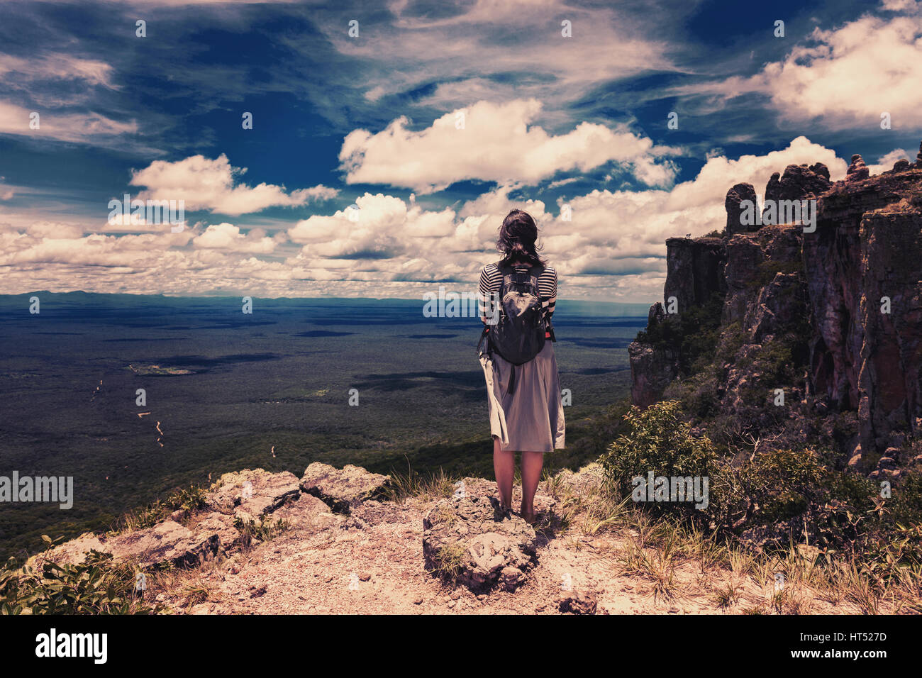 Frau Umarmung Natur im bolivianischen Bergen an der Grenze zu Brasilien Vintage-Effekt Stock photo Stockfoto