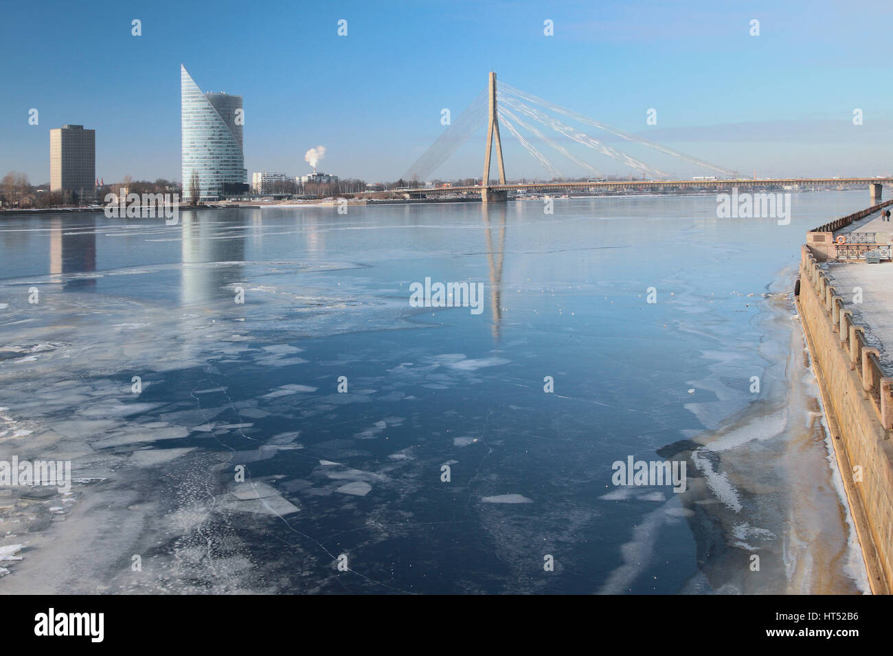 Fluss Daugava und Schrägseilbrücke. Riga, Lettland Stockfoto