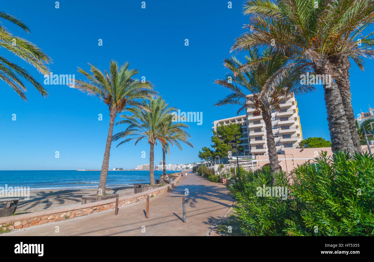 Ibiza-Sonnenschein an der Bucht in St. Antoni de Portmany, Ibiza, Balearen, Spanien.  Hotels entlang der Küste bieten Unterkünfte für den Urlaub. Stockfoto