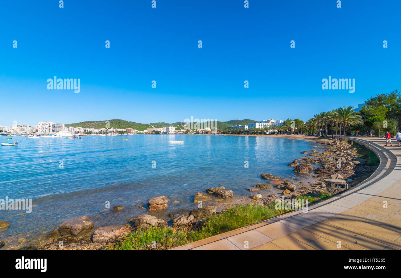 Auf Wasser in Sant Antoni de Portmany, Ibiza Sonne machen Sie einen Spaziergang entlang der wichtigsten Promenade, jetzt ein Stein Halle, neben dem Strand im warmen Ibiza. Stockfoto