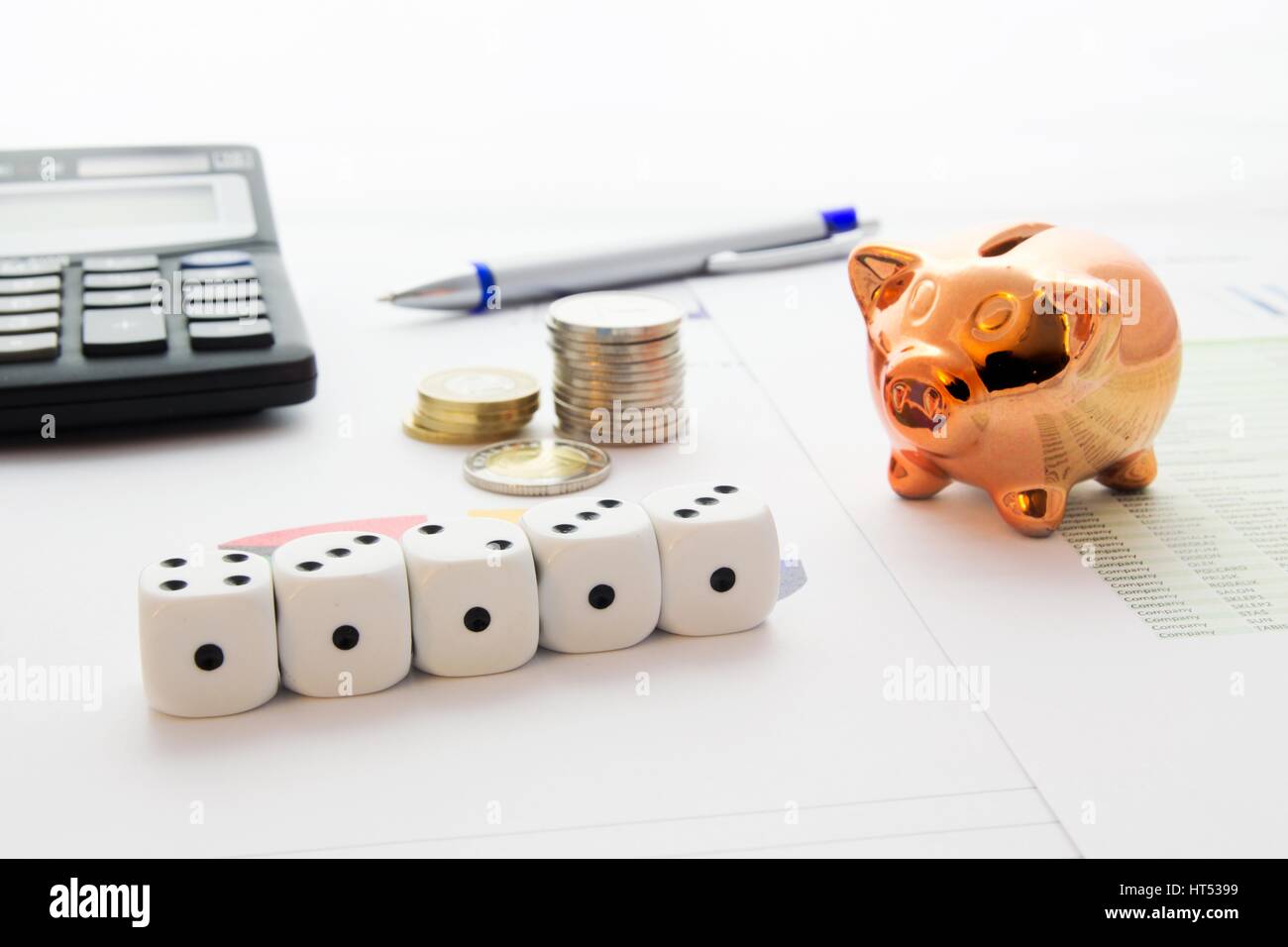Würfel, Sparschwein, Münzen Stack betriebswirtschaftlichen Hintergrund Stockfoto