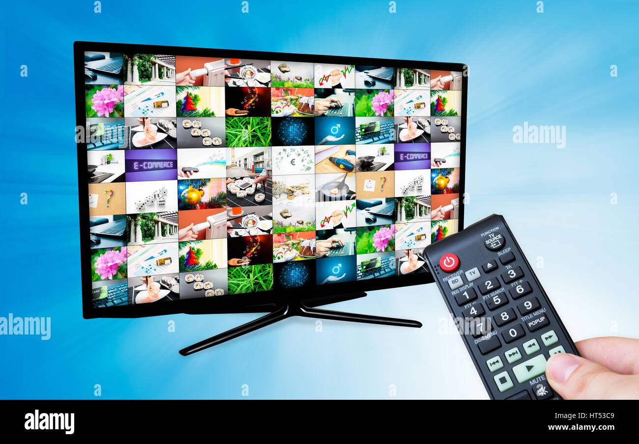 TV mit mehreren Bilder-Galerie auf blauem Hintergrund. Hand halten Fernbedienung Stockfoto