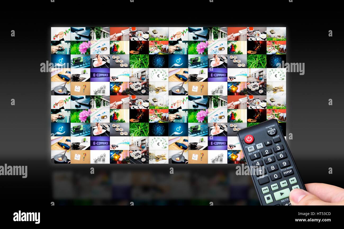 Fernbedienung mit virtuellen Multimedia-Bildschirm im Hintergrund. Schwarz und glänzend Zusammensetzung Stockfoto