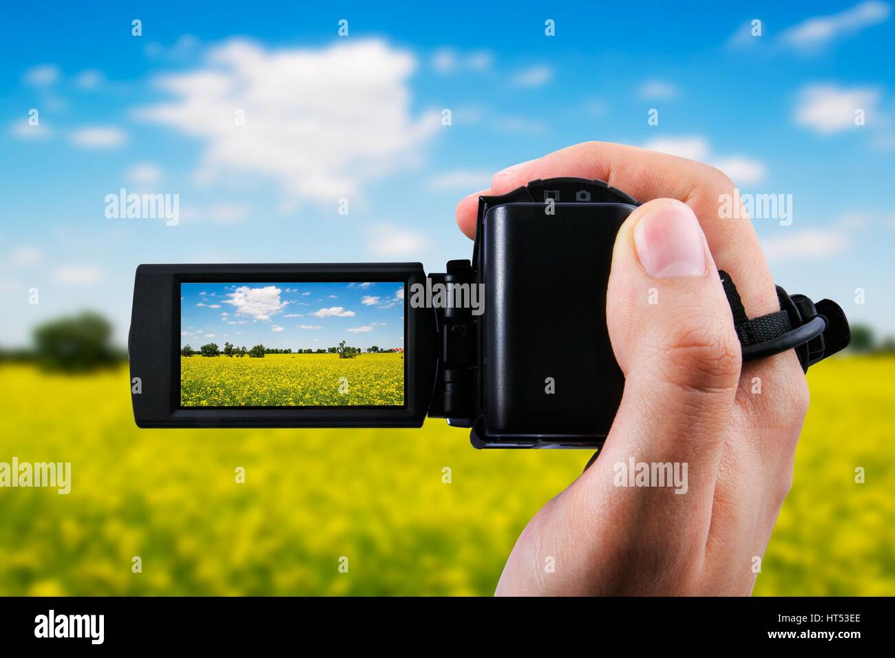 Video-Kamera oder Camcorder Aufnahme gelbes Feld und blauer Himmel Stockfoto