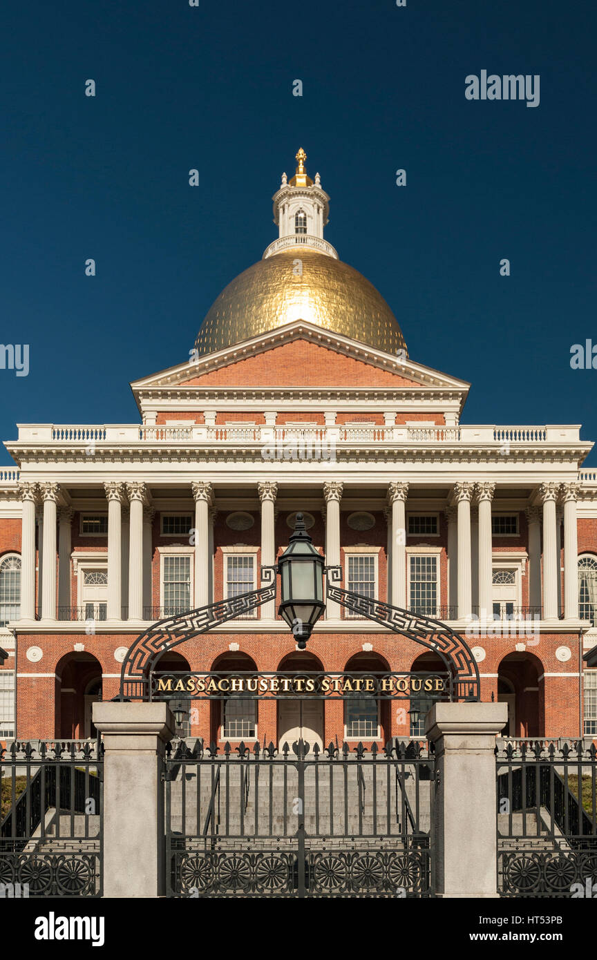Tagsüber Vorderansicht des Massachusetts State House und Dome im Sommer, Boston, Massachusetts. Stockfoto