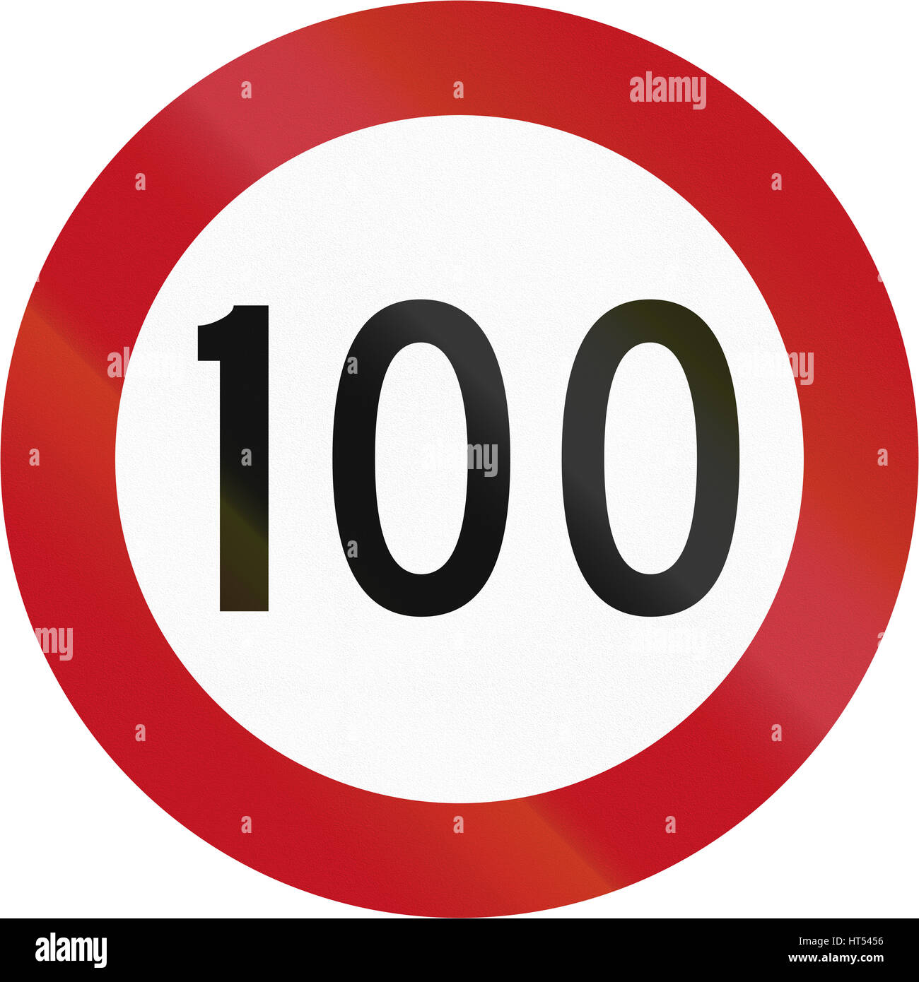 New Zealand Straßenschild RG-2 - 100 Kmh Grenze. Dies ist die gesetzliche Höchstgeschwindigkeit für Kraftfahrzeuge in Neuseeland. Stockfoto