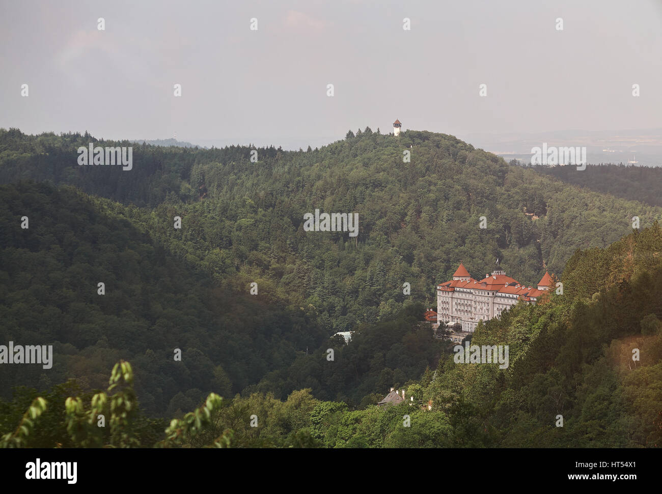Karlovy Vary Landschaft Luftbild an sonnigen Tag. Hotel in Karlovy Vary/Karlsbad Stockfoto