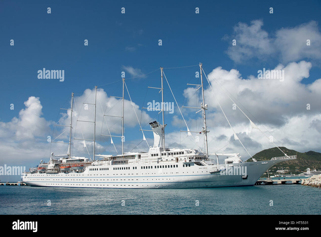 Moderne Yacht im Hafen in sonnigen Tag Karibik-Insel angedockt. Ein großes Schiff am Himmelshintergrund Stockfoto