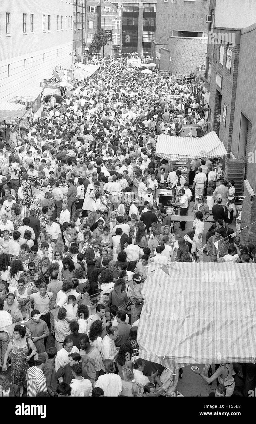 Massen von Menschen beteiligen sich die jährliche Italienisch Street Party am Warner Street in Clerkenwell, London am 21. Juli 1990. Die Partei folgt der religiösen Prozession von St.Mary Carmel in traditionell italienisches Viertel von London war. Stockfoto