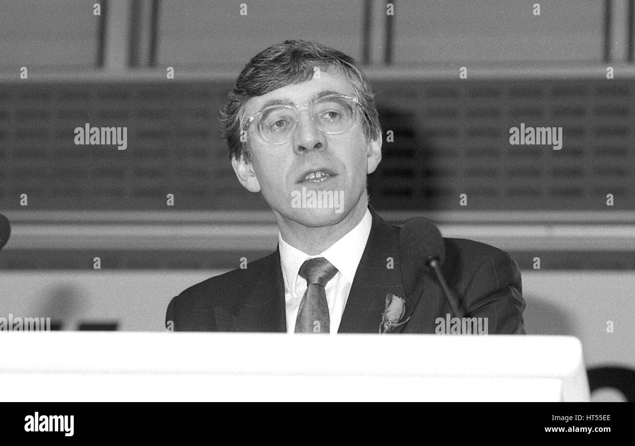 Jack Straw, Sprecher der Labour-Partei für Bildung und Parlamentsmitglied für Blackburn, spricht auf einer Pressekonferenz in London, England Bildung Politik Start am 4. Dezember 1990. Stockfoto