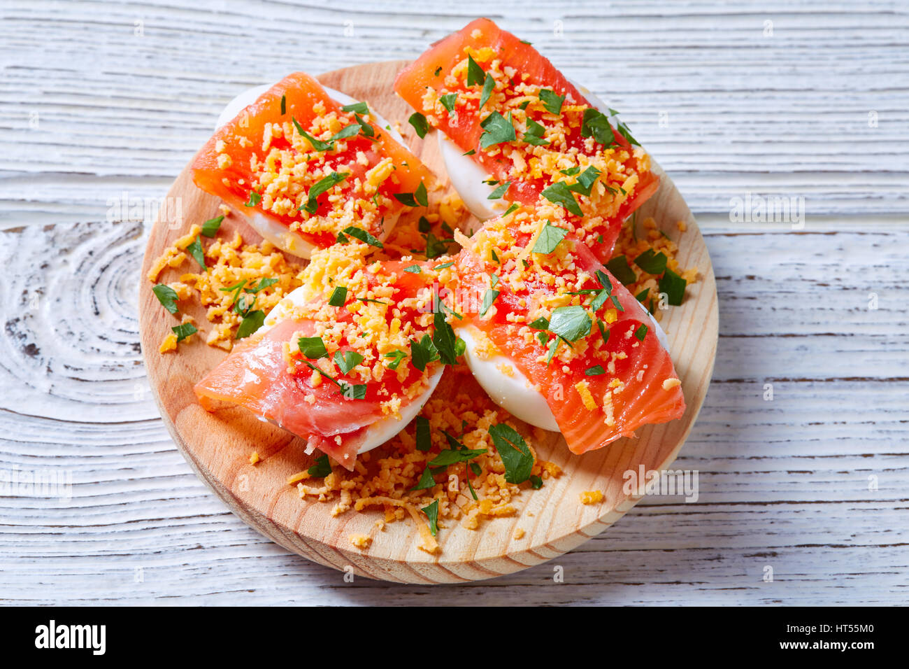 Gefüllten Eiern mit Lachs Pinchos Tapas aus Spanien Rezepte pintxos Stockfoto