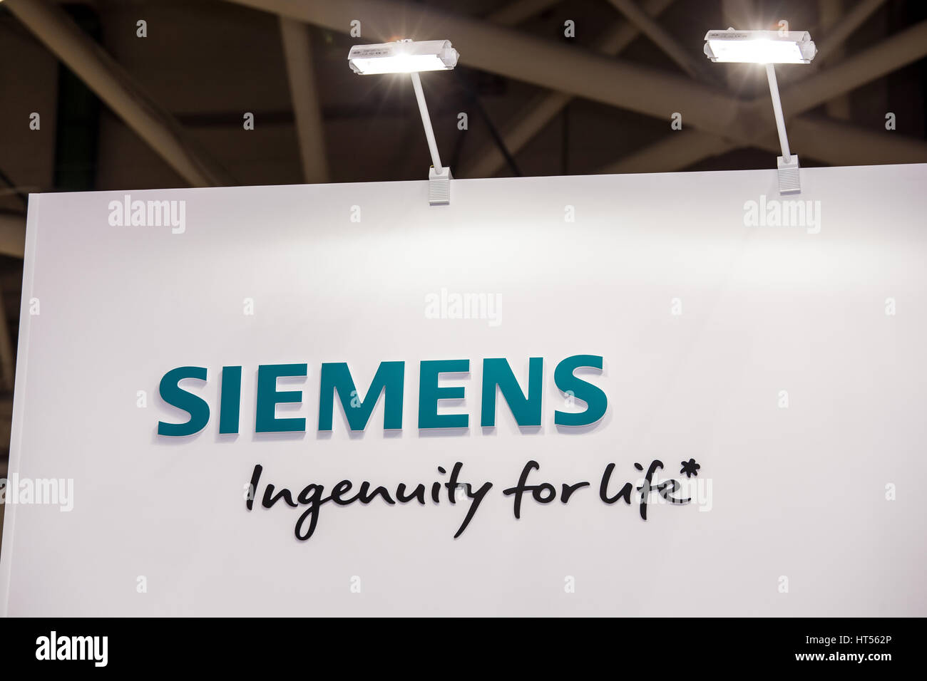 Moskau, Russland - Februar 2016: Siemens Firmenlogo an der Wand. Siemens ist ein deutsches Unternehmen der größte Fertigung und Elektronik Stockfoto