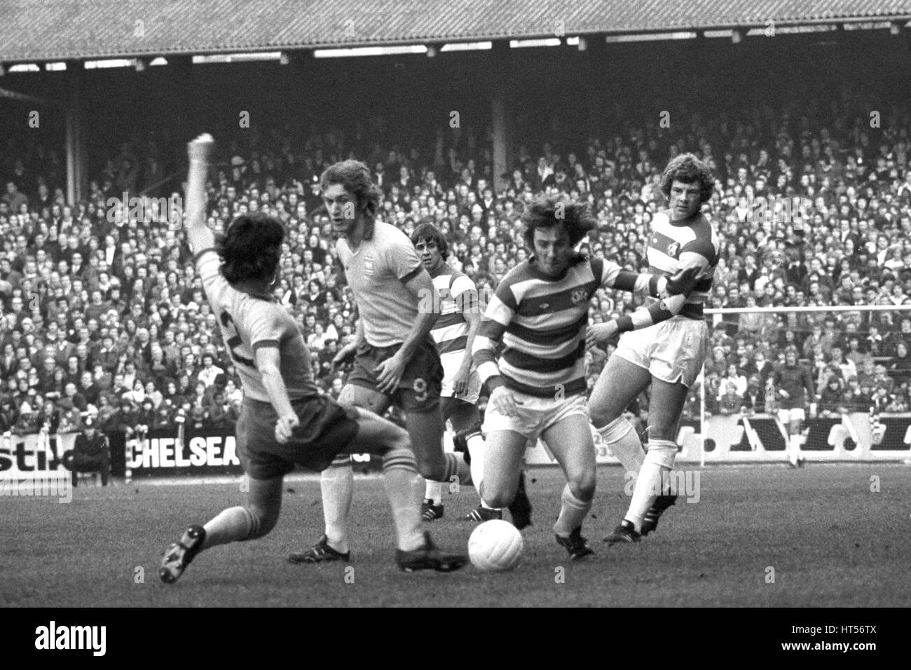 Stan Bowles (zweiter von rechts) der Queens Park Rangers, geht vorbei George Burley (Nr. 2) und Terry Austin (9), von Ipswich Town bei diesem Nachmittag League Division One Zusammenstoß an der Loftus Road. Stockfoto