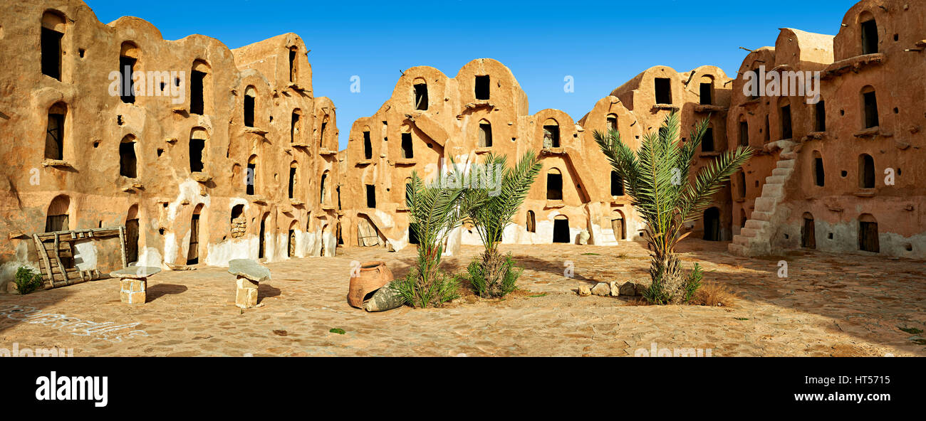 Panorama von Ksar Ouled Soltane, als traditionelle Saharan Berber und Araber befestigten Adobe gewölbten Kornhaus Keller, Tunesien Stockfoto