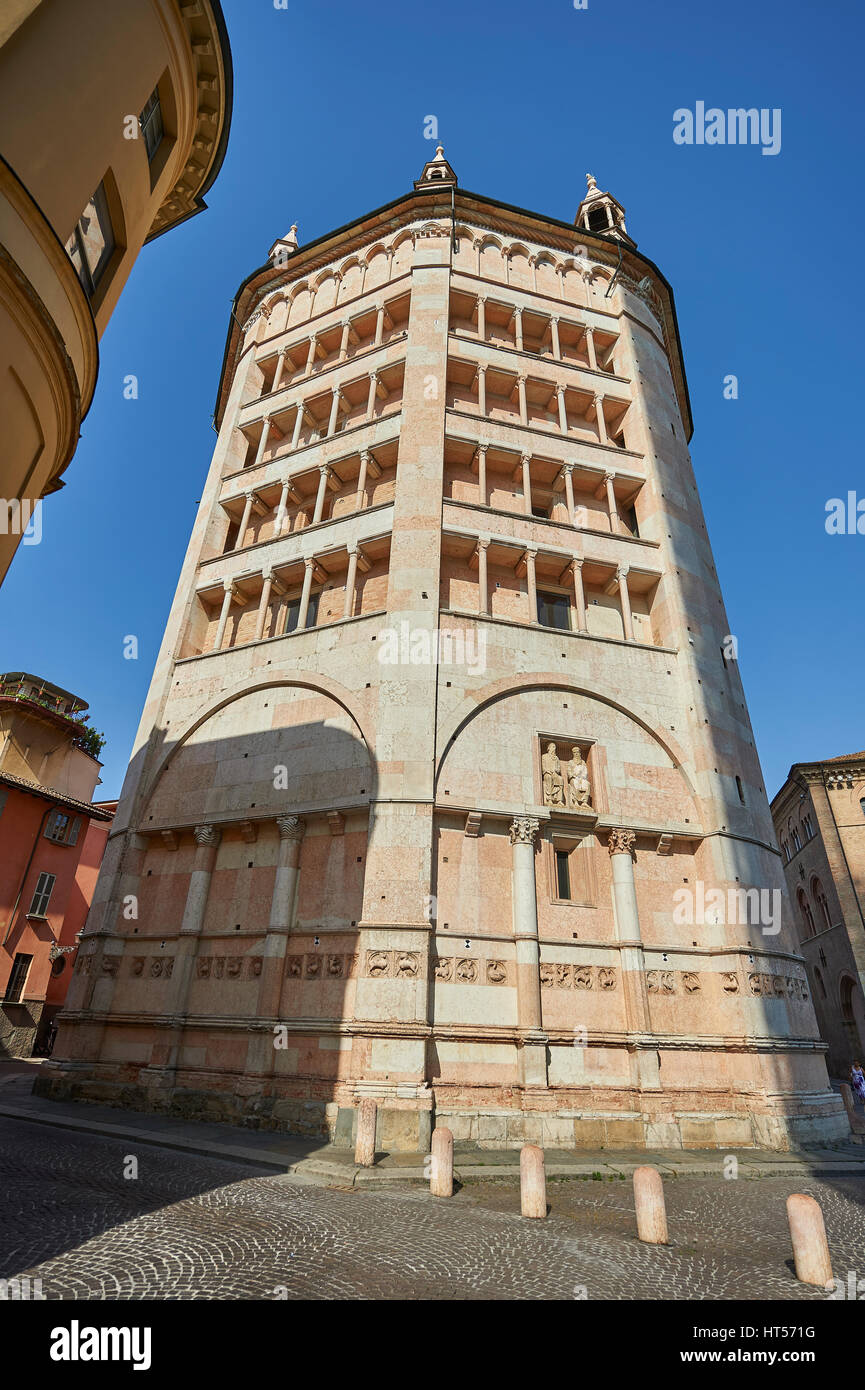 Außenseite der achteckige romanische Taufbecken von Parma, ca. 1196, (Battistero di Parma), Italien Stockfoto