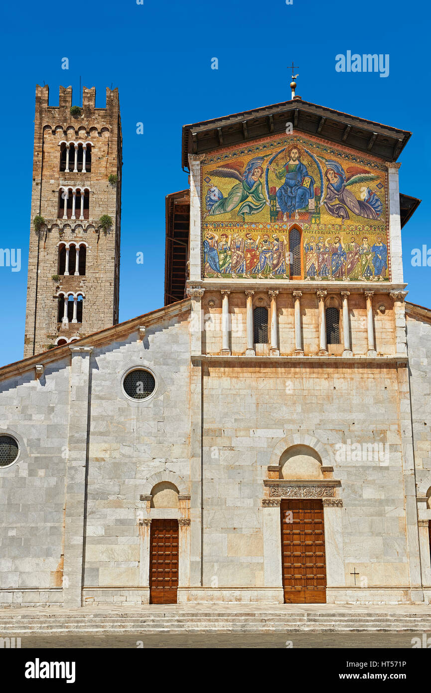 Fassade mit byzantinischen Mosaik Panel Darstellung Christus Pantokrator der Basilika von San Frediano, eine romanische Kirche, Lucca, Tunscany, Italien Stockfoto