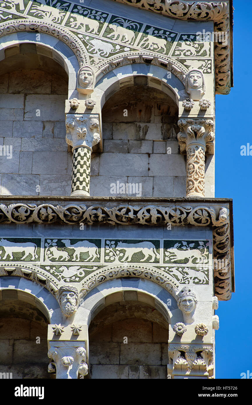 13. jahrhundert Romaesque arcade Säulen, Statuen und eingelegten Darstellungen von Tieren von San Michele in Foro, Lucca, Tunscany, Italien, Stockfoto