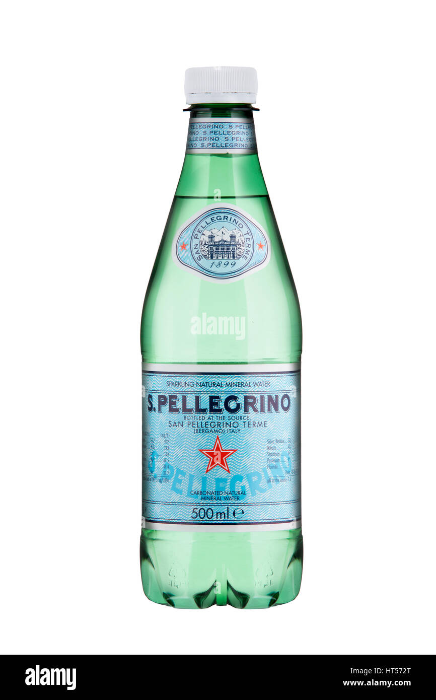 500ml einzelne grüne Flasche San Pellegrino Mineralwasser als ein Packshot auf weißem Hintergrund Stockfoto