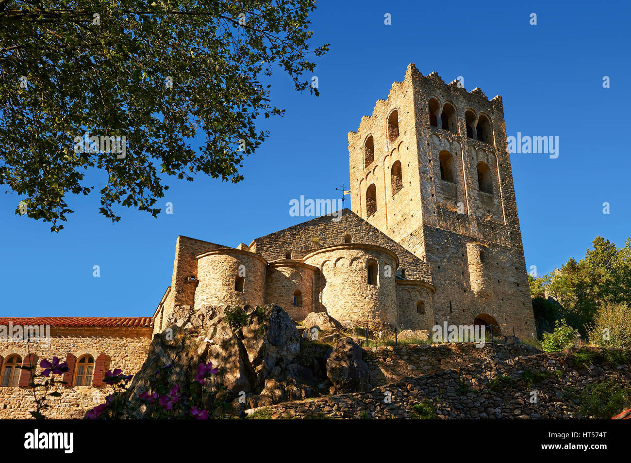 Der erste oder Lombard Romanesque Art Abtei von Saint Martin-du-Canigou in den Pyrenäen, Orientales Abteilung, Frankreich. Stockfoto