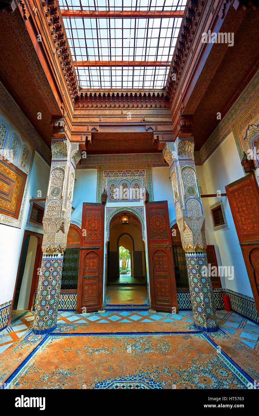 Arabesque maurischen Stuckarbeiten und Zellij Mosaiken des Dar Jamai Museums eine typische Behausungen der hohen marokkanischen Bourgeoisie am Ende des XIX. Jahrhunderts. Stockfoto
