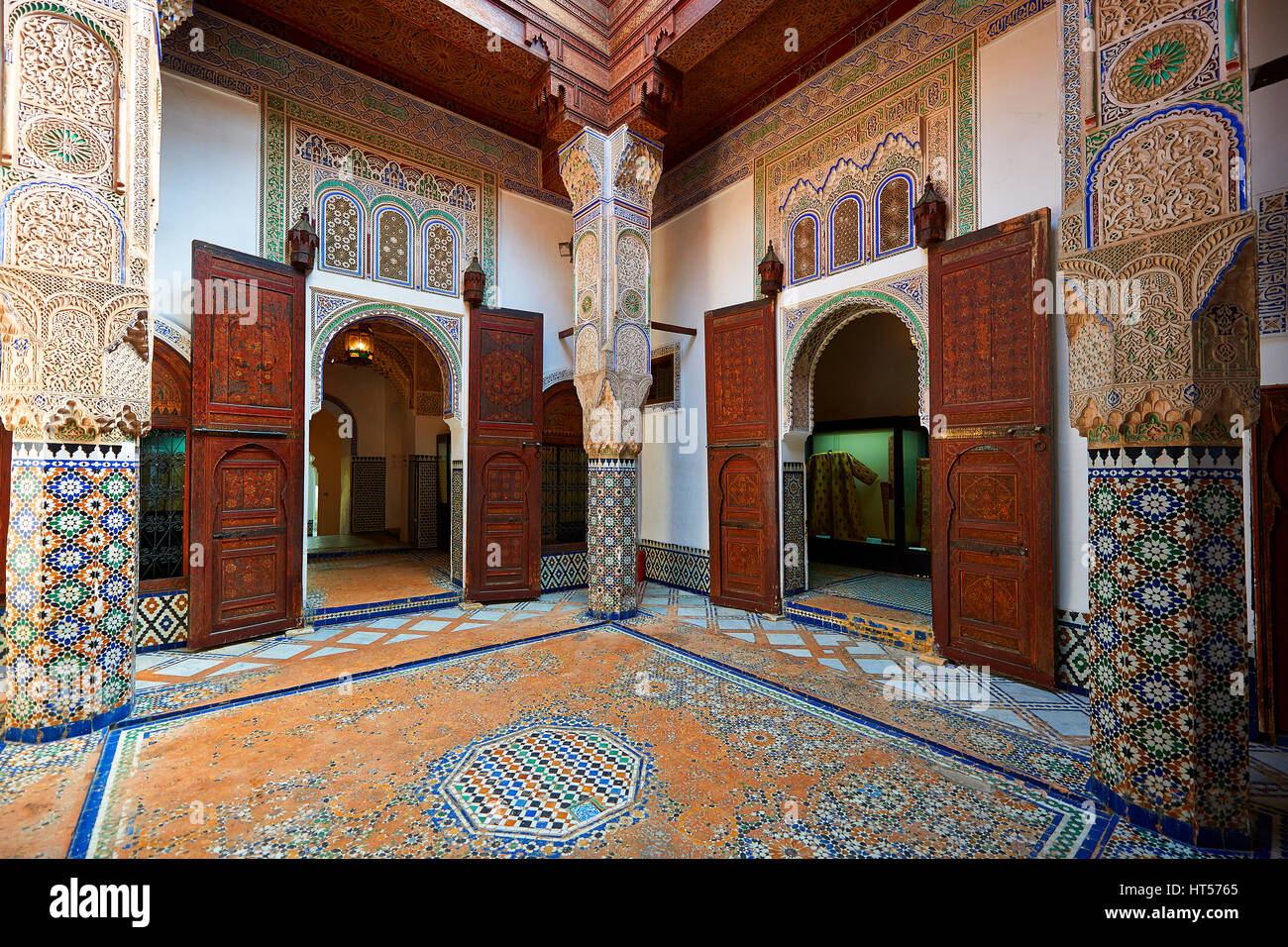 Arabesque maurischen Stuckarbeiten und Zellij Mosaiken des Dar Jamai Museums eine typische Behausungen der hohen marokkanischen Bourgeoisie am Ende des XIX. Jahrhunderts. Stockfoto