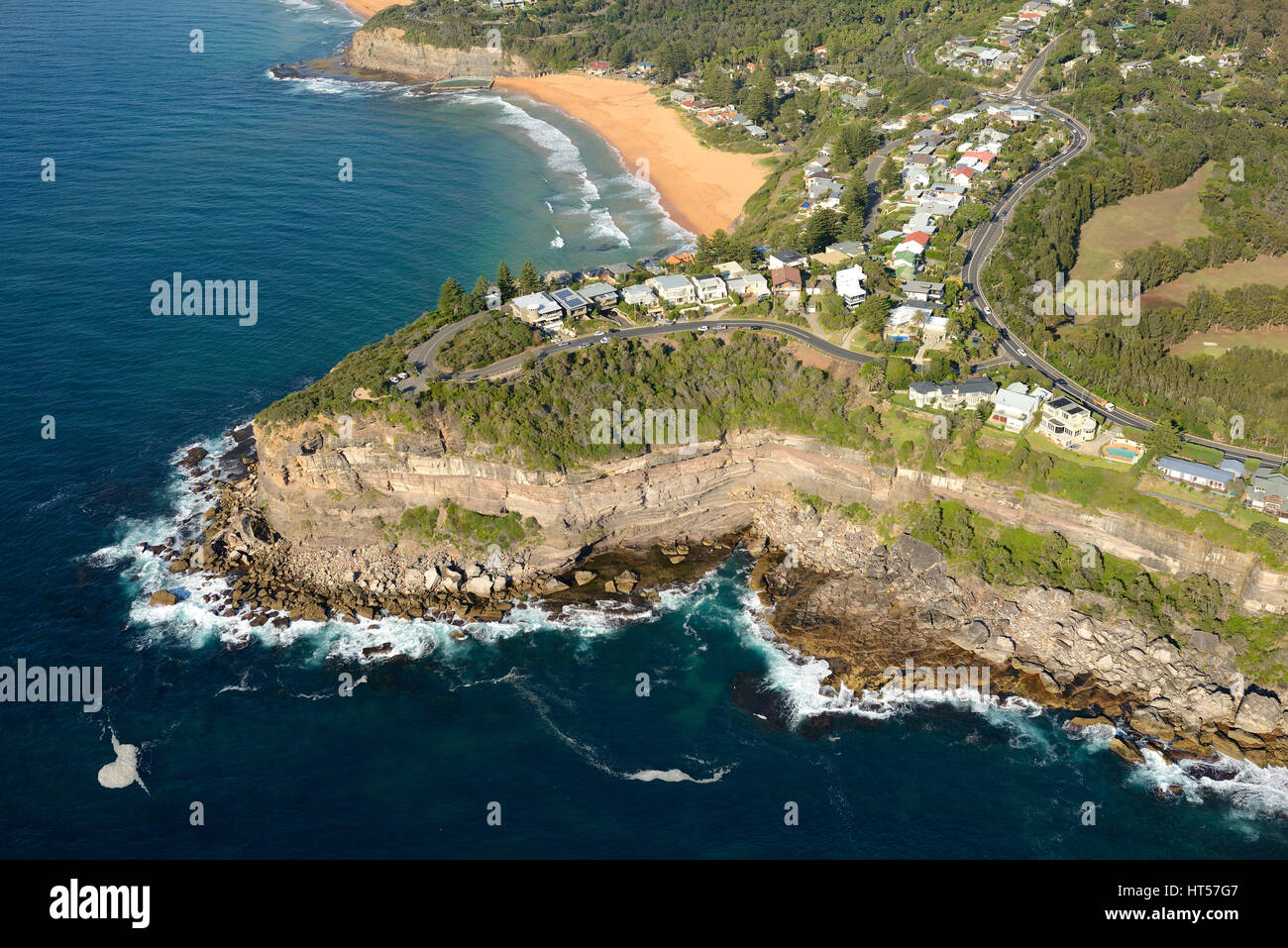 LUFTAUFNAHME. Malerische Strandgemeinde nördlich von Sydneys Zentrum. Bilgola Beach, Sydney, New South Wales, Australien. Stockfoto