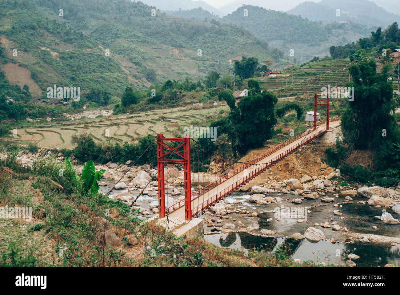 Rote Brücke über einen Fluss in den Berg von Sapa, nördlich von Vietnam Stockfoto