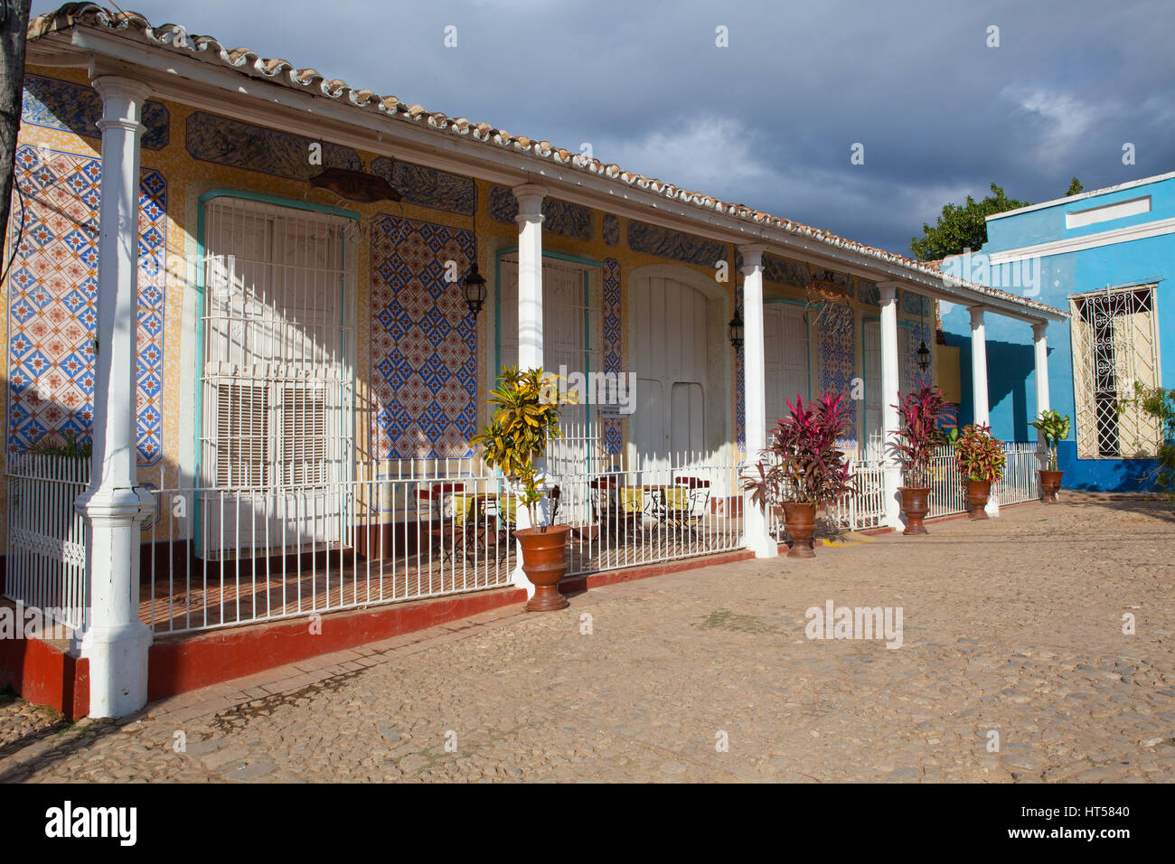 Trinidad, Kuba - Januar 30,2017: Plaza Mayor-Principal Square von Trinidad. Typische Gebäude im Kolonialstil mit Fenster aus Holz Rost in Trinidad, Kuba. Eine Stockfoto
