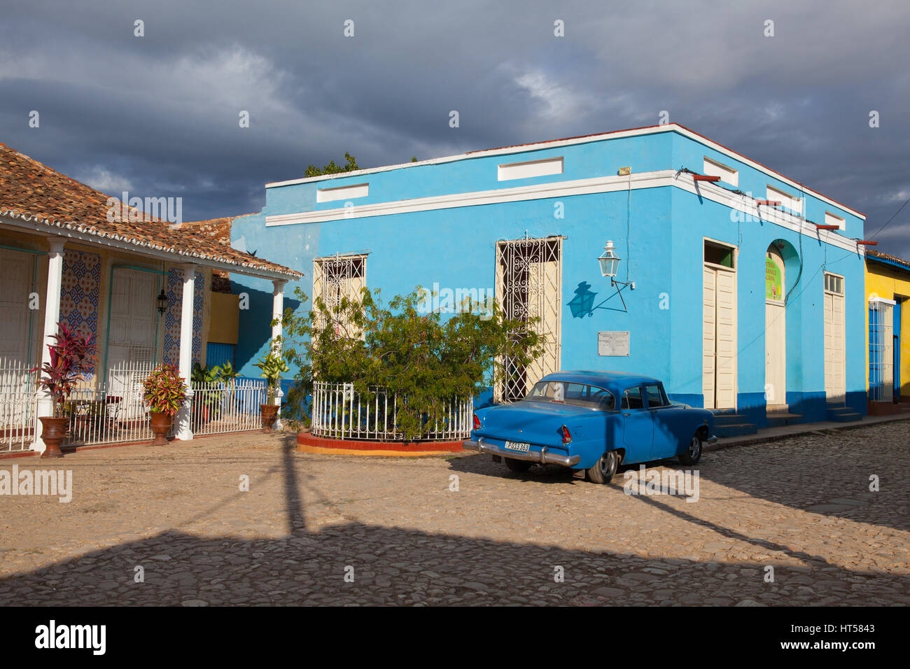Trinidad, Kuba - Januar 30,2017: Plaza Mayor-Principal Square von Trinidad. Typische Gebäude im Kolonialstil mit Fenster aus Holz Rost in Trinidad, Kuba. Eine Stockfoto