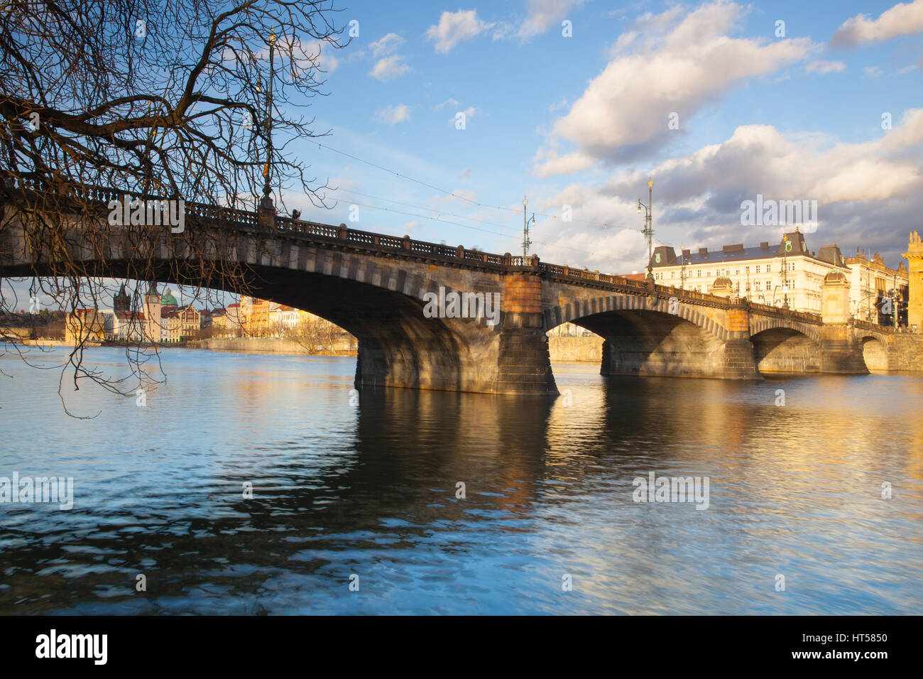 Prag, Tschechische Republik - März 3,2017: Blick auf die Legion-Brücke nach Regen. Die Prager Brücken bogenförmig über die Moldau ist nicht nur unerlässlich verbinden Stockfoto