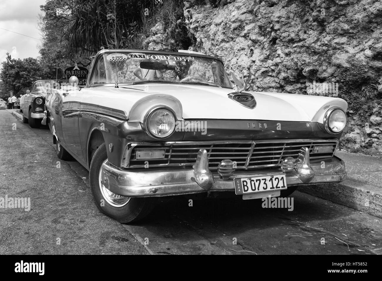 Havanna, Kuba - Januar 21,2017: alte amerikanische Autos auf der Straße Alt-Havanna, Cuba.Thousands dieser Fahrzeuge sind in Kuba noch gebräuchlich und werden sie haben ein Stockfoto