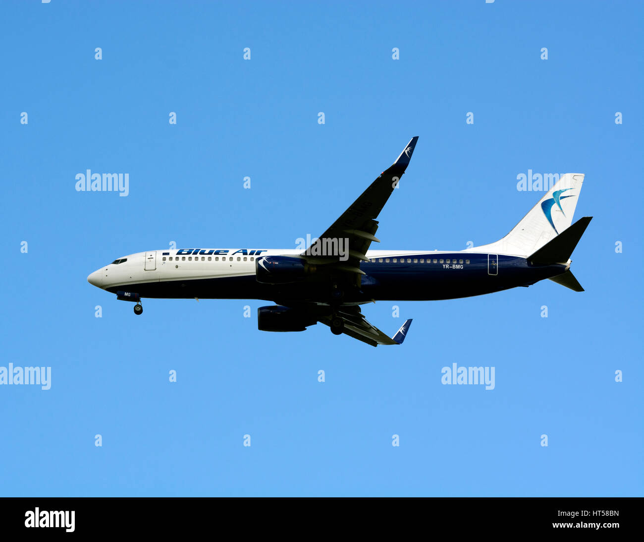 Blue Air Boeing 737-86N nahenden Flughafen Birmingham, UK (YR-BMG) Stockfoto